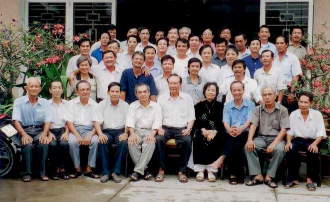 Hình ảnh chụp một góc đường Tôn Thất Đạm, Quận 1 với kiến trúc cũ và mới xen kẽ, thể hiện sự nhộn nhịp của khu vực xung quanh trụ sở ĐH Ngân Hàng